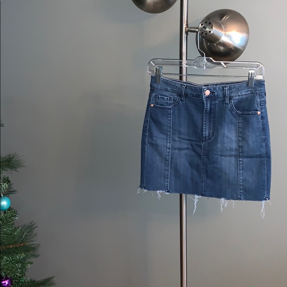 Celebrity Pink 🆕 skirt w/ frayed detail & pockets